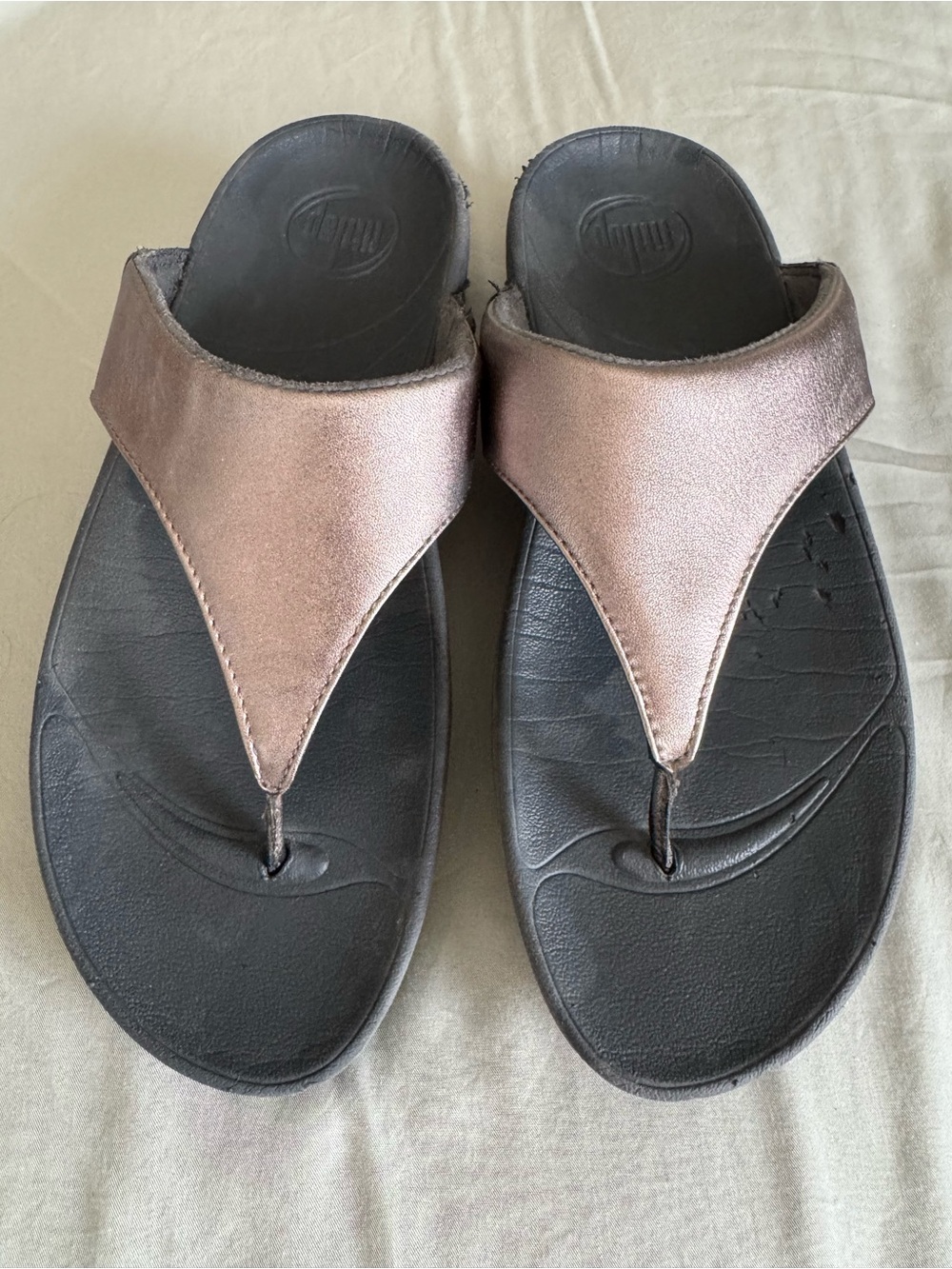 FitFlop Bronze Metallic Faux Leather Thong Sandals US 7 EU 38